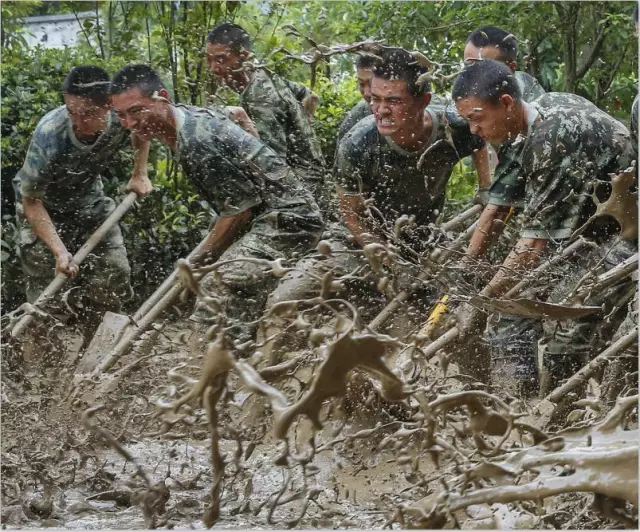 姆巴佩重伤倒地，武磊全队围拢祈祷，场面感人的简单介绍
